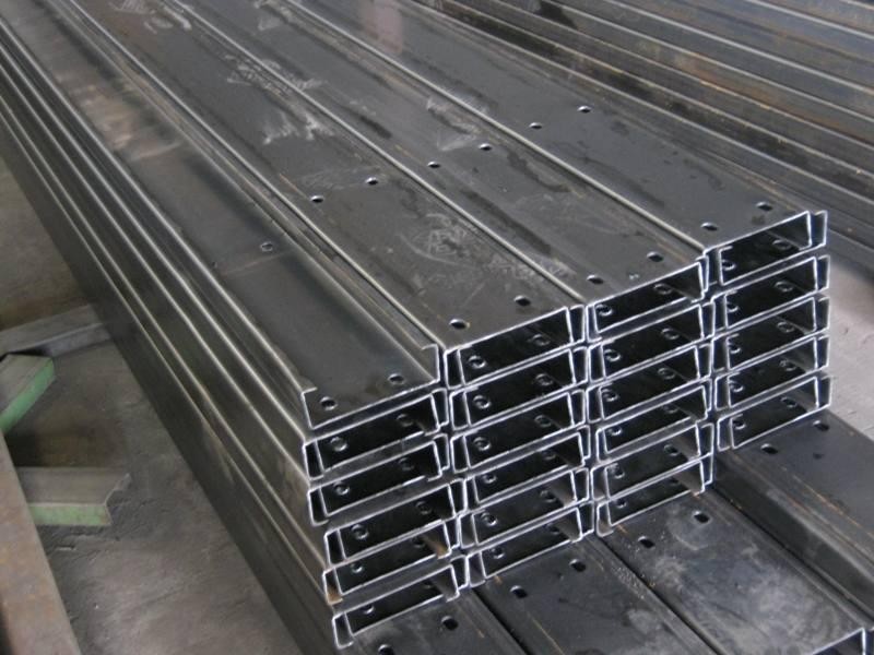 GIA CÔNG CHẤN THÉP U CẮT LỖ LASER